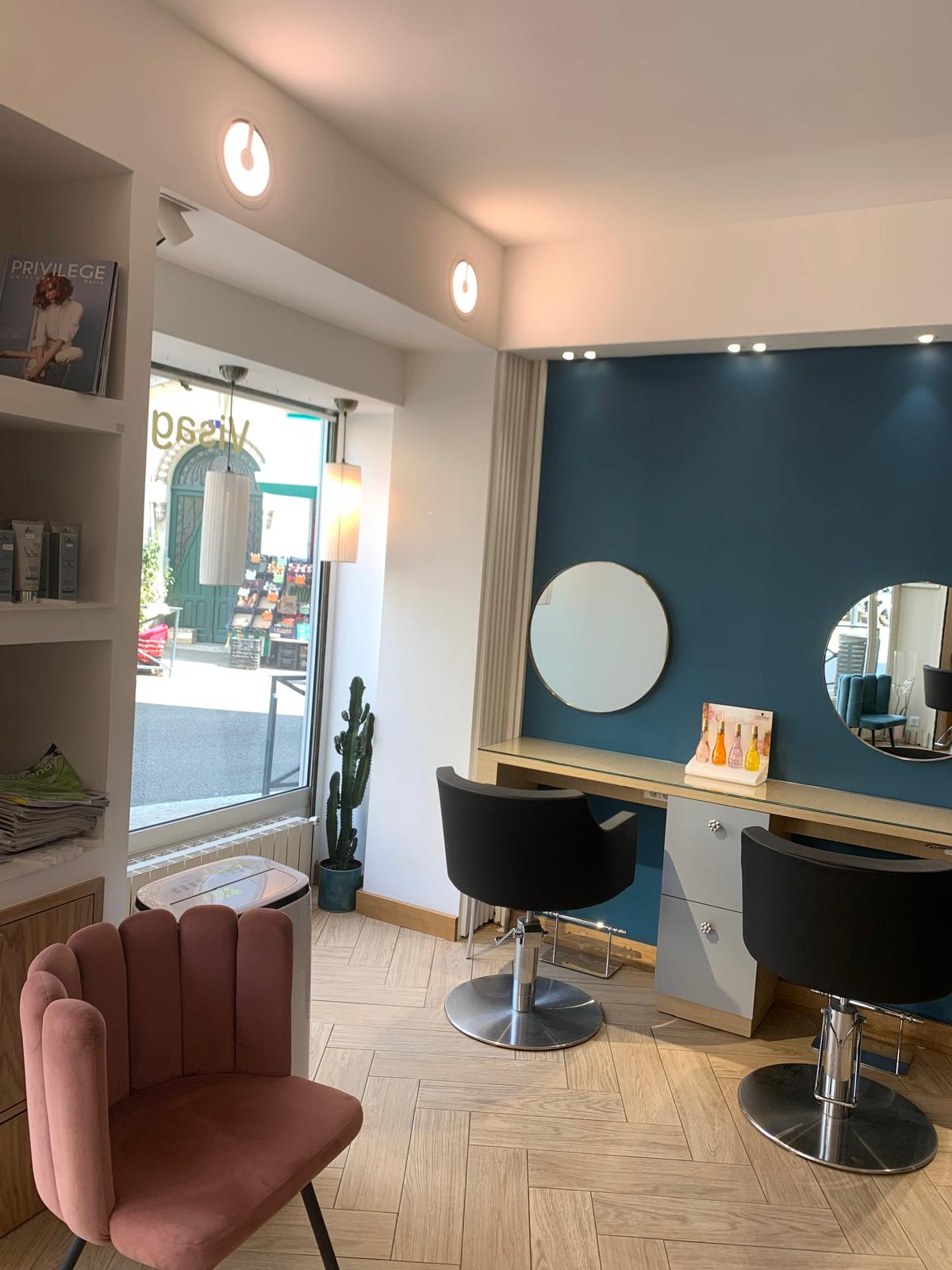 Espace coiffage – ambiance bleue